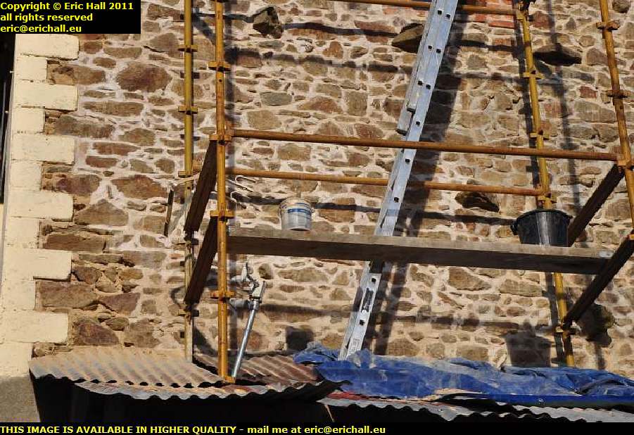 pointing stone wall les guis virlet puy de dome france