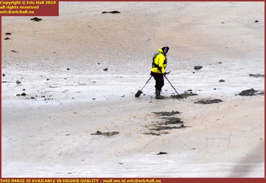 metal detector beach plat gousset granville manche normandy france