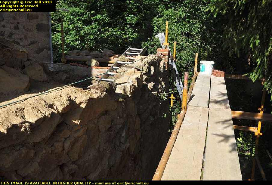building up sloping stone wall lieneke les guis virlet puy de dome france