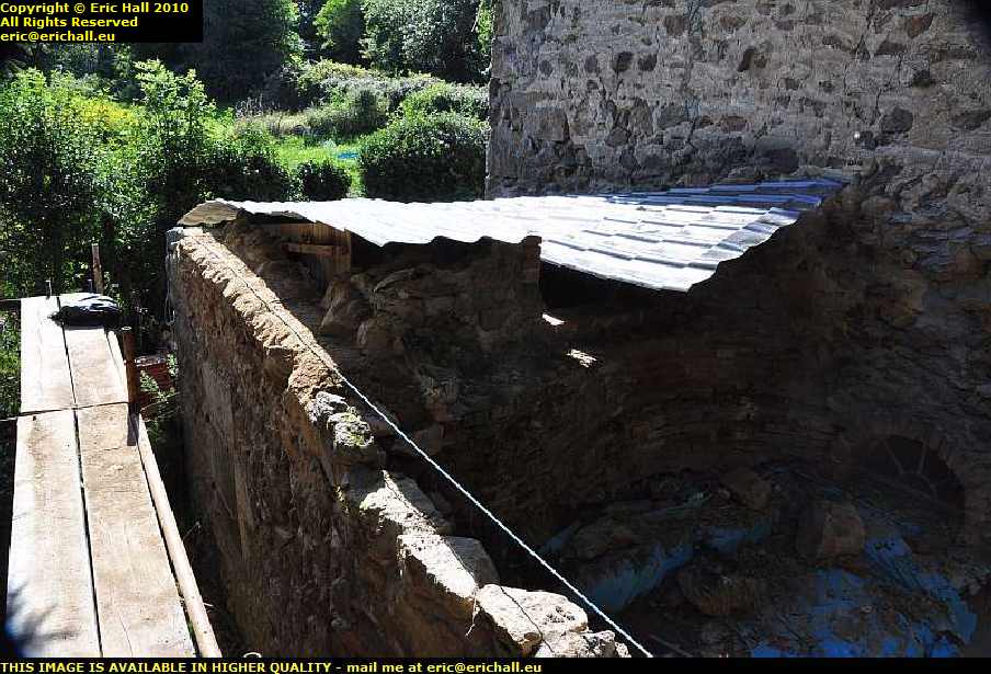 building up stone wall lieneke les guis virlet puy de dome france